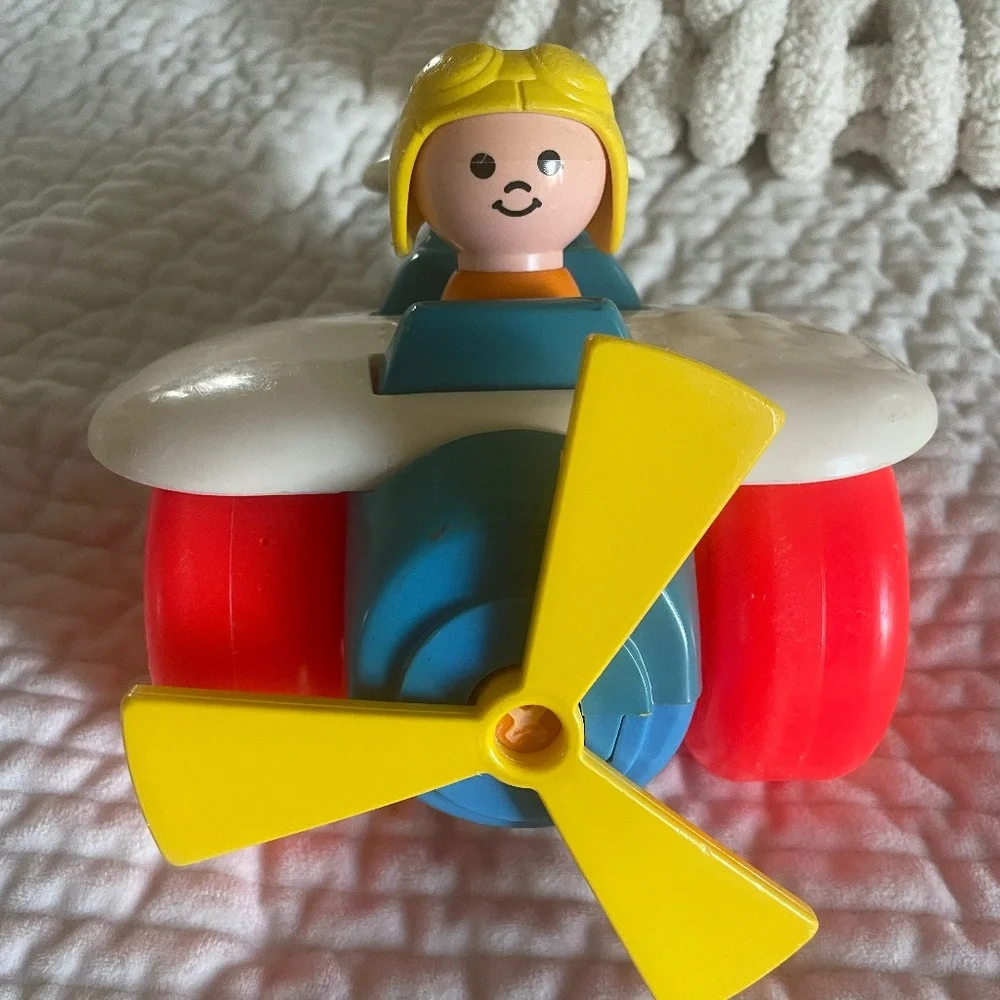 KIDS FISHER PRICE CLICKING AIRPLANE WITH PILOT